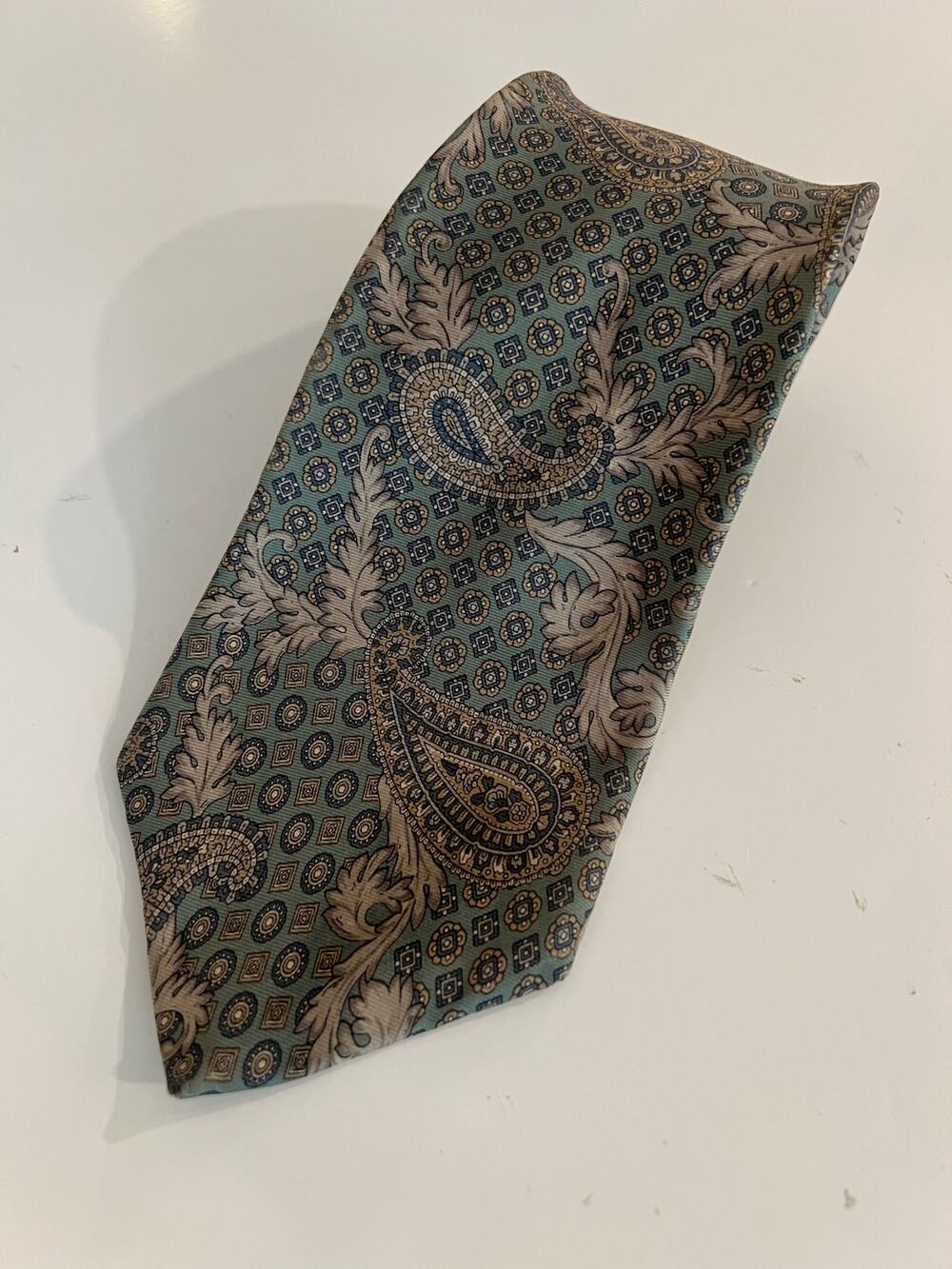 Bill Blass Men's 100% Silk Neck Tie Red Light Green Cream Geometric Paisley JJ